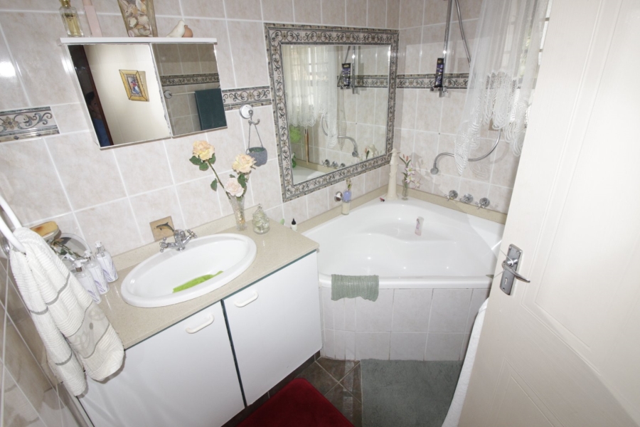 6 Bedroom Property for Sale in Paradise Beach Eastern Cape